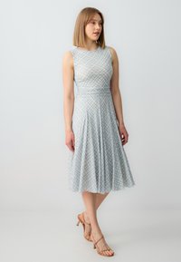 Hellblaubedes Checkkleid mit enganliegendem Oberteil, geraffter Taille und ausgestellt Rock. Es hat eine glatte Textur und ärmelloses Design.