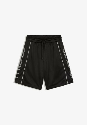Zwarte sportshorts met elastische tailleband en trekkoord, witte biezen aan de zijkanten en wit tekstontwerp op elk been.