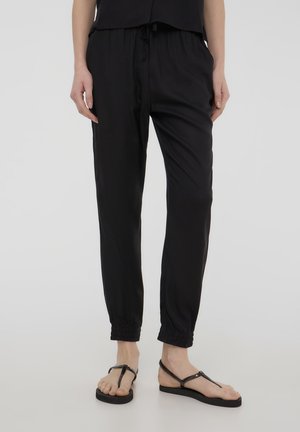 - Spodnie treningowe