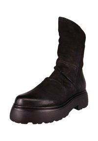 Bota de cuero negro hasta el tobillo con diseño holgado, punta cuadrada y suela gruesa de goma. Presenta una textura suave y una apariencia minimalista.