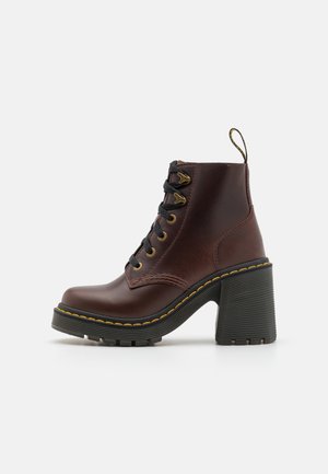 Dr. Martens JESY - Højhælede støvletter - dark brown