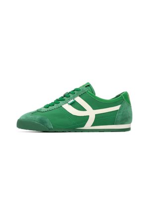 Zapatilla verde con una combinación de materiales textiles y ante, con un diseño en blanco como acento, cierre de cordones y suela de goma texturizada.