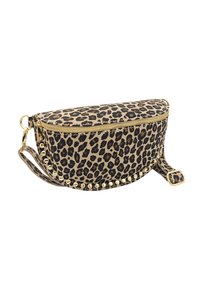 Sac bandoulière en imprimé léopard avec une forme incurvée, fermeture éclair dorée et accents cloutés sur le bas. Fabriqué en tissu texturé.