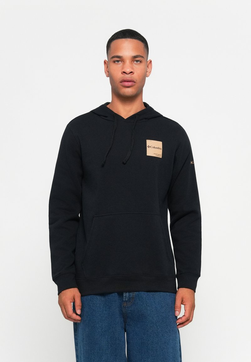 Felpa con cappuccio nera realizzata in misto cotone, con tasca frontale e un piccolo logo beige sul lato sinistro del petto. Vestibilità rilassata.