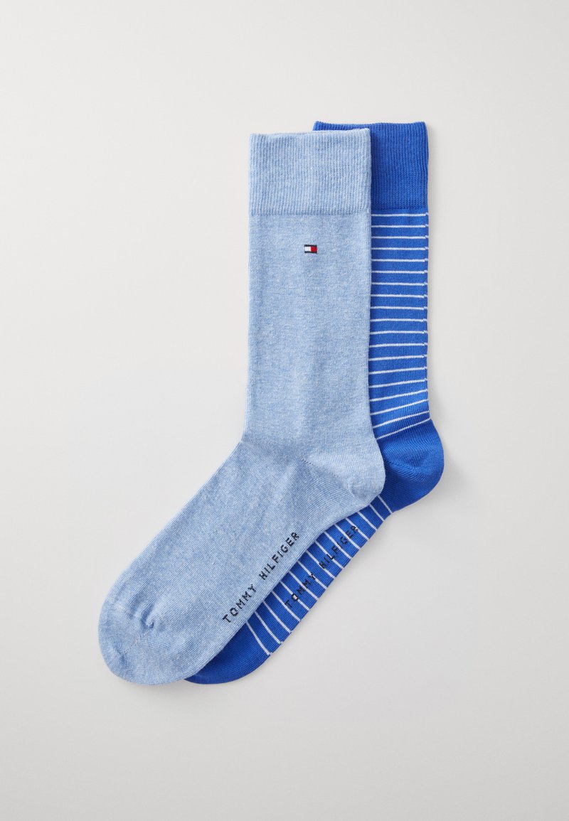 Lyseblå og blå stribede strømper. Den ene strømpe er ensfarvet lyseblå, mens den anden har vandrette hvide striber. Blandingsmateriale af bomuld med logo-detalje.