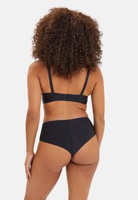 Set di reggiseno nero e mutande a vita alta. Tessuto liscio, spalline regolabili, chiusura con gancio e dettagli di cucitura discreti sulla vita.