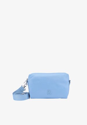 Lichtblauwe crossbody tas gemaakt van glad synthetisch materiaal, voorzien van een ritssluiting, verstelbare band en een reliëf "B" logo aan de voorkant.