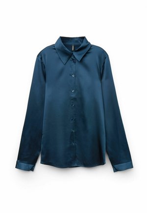 Camisa de satén azul marino de manga larga con cuello de punta, cierre de botones en la parte delantera y textura suave, con puños abotonados y dobladillo curvado.