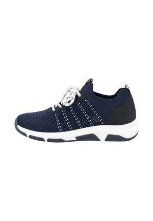 Baskets en maille navy avec accents et lacets blancs, matériau texturé, bout rond et semelle rembourrée avec une traction durable.