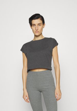 Dunkelgraues, kurzärmeliges Cropped-T-Shirt aus weichem Stoff, kombiniert mit grauen Leggings. Einfaches Design ohne sichtbare Muster oder Akzente.