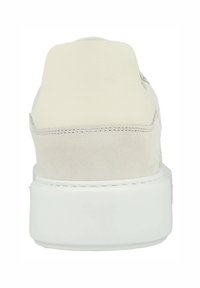 Witte platform sneakers met een gladde, suède bovenkant. Afgeronde hak en stiksels langs de naden. Minimalistisch ontwerp met een platte zool.