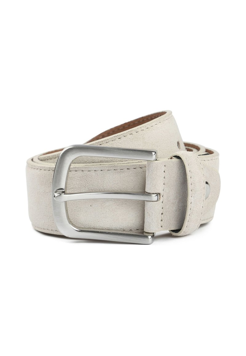 Lichtbeige suède riem opgerold met een zilveren rechthoekige metalen gesp op een witte achtergrond.