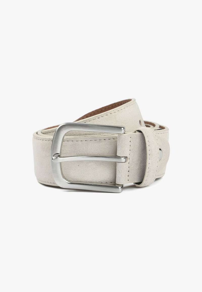 Lichtbeige suède riem opgerold met een zilveren rechthoekige metalen gesp op een witte achtergrond.