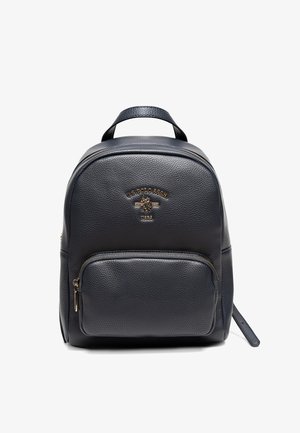 Zaino in pelle nera con superficie texturizzata, hardware dorato, tasca frontale con zip e manico superiore. Presenta un logo in rilievo sulla parte anteriore.