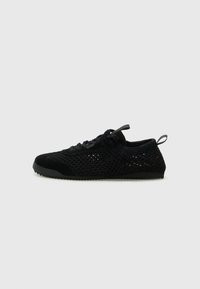 Scarpe da atletica nere con tomaia in rete, dettagli in suede e suola testurizzata. Design leggero con una silhouette a profilo basso.