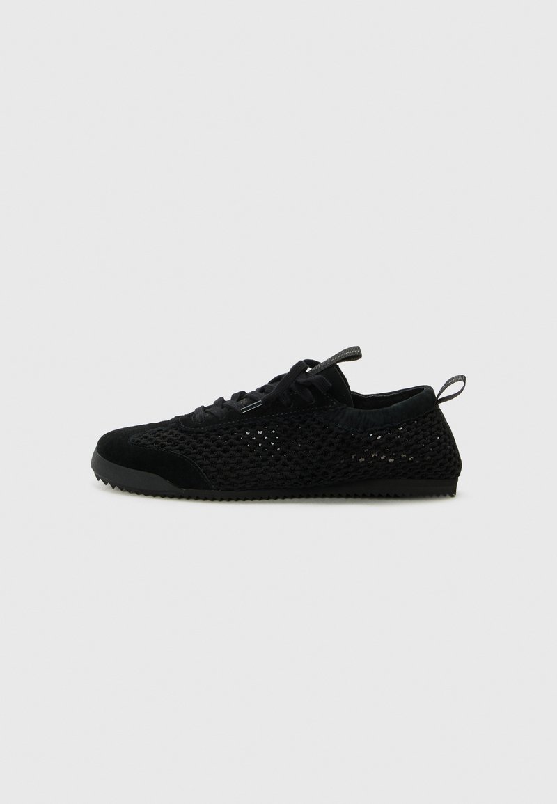 Scarpe da atletica nere con tomaia in rete, dettagli in suede e suola testurizzata. Design leggero con una silhouette a profilo basso.