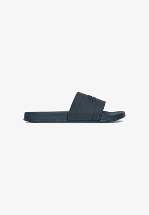 Ein einzelner dunkelblauer Slide-Sandal mit breitem Riemen und flacher Sohle, von der Seite auf weißem Hintergrund gezeigt.