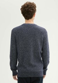 Granatowy sweter z dzianiny z teksturowanym wzorem, okrągłym dekoltem i długimi rękawami. Żebrowane mankiety i dół dodają szczegółów do projektu.