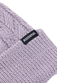 Beanie lavorato a maglia di colore lavanda con un motivo texturizzato e un'etichetta nera con il logo Rossignol. Presenta un orlo arrotolato per maggiore calore e stile.