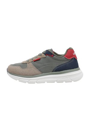 Zapatilla Levi's en tonos gris, beige, azul marino y rojo, con suela blanca, diseño con cordones y paneles de ante y tela, vista lateral sobre fondo blanco.