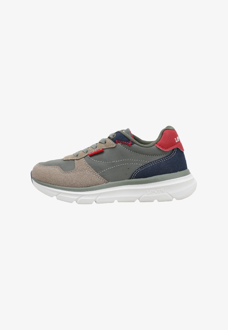 Baskets Levi's gris, beige, bleu marine et rouge avec semelle blanche, design à lacets et panneaux en daim et tissu, vue de côté sur fond blanc.
