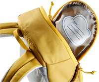 Sac à dos en tissu jaune avec une doublure intérieure douce, comprenant une zone pour étiquette nominative et une fermeture éclair. Accents en maille sur les bretelles.