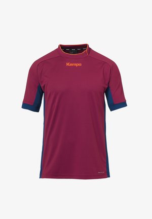 Maillot de sport bordeaux avec des manches bleues. Il possède un col rond, des manches courtes et un logo "Kempa" orange à l'avant. Texture du tissu lisse.