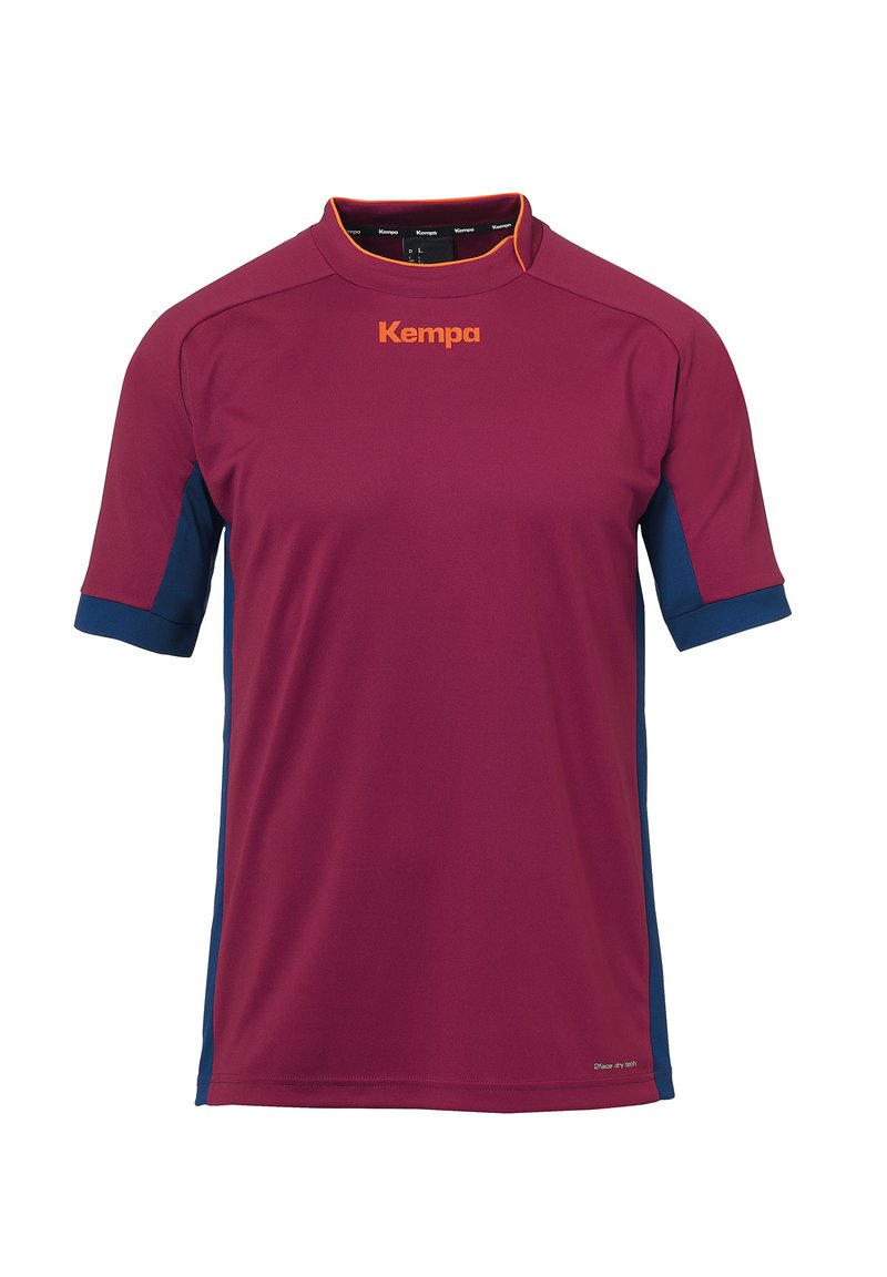Bordeauxkleurig sportshirt met blauwe mouwen. Voorzien van een ronde hals, korte mouwen en een oranje "Kempa" logo op de voorkant. Glad stoftextuur.