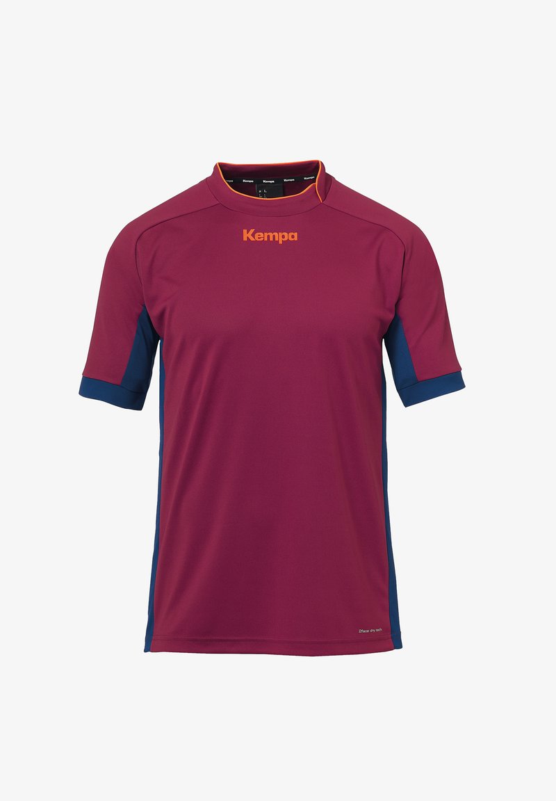 Bordeauxrotes Sportshirt mit blauen Ärmeln. Verfügt über einen runden Halsausschnitt, kurze Ärmel und ein oranges "Kempa"-Logo auf der Vorderseite. Glatte Stoffstruktur.