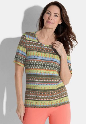 Haut à manches courtes à motifs, présentant des couleurs vertes, bleues et brunes avec des motifs floraux et géométriques. Encolure arrondie, tissu au toucher doux.