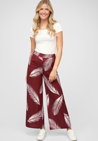 Cloud 5ive SOMMER MIT WEITEM BEINSCHNITT UND FEDERPRINT - Pantaloni - bordeaux