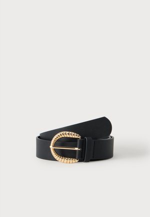 Ceinture en cuir noir avec une boucle dorée texturée en forme de demi-cercle, enroulée sur un fond blanc.