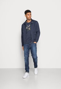 Makia MAKIA X MAURI KUNNAS VAMPIRE - T-shirt estampada - dark blue
