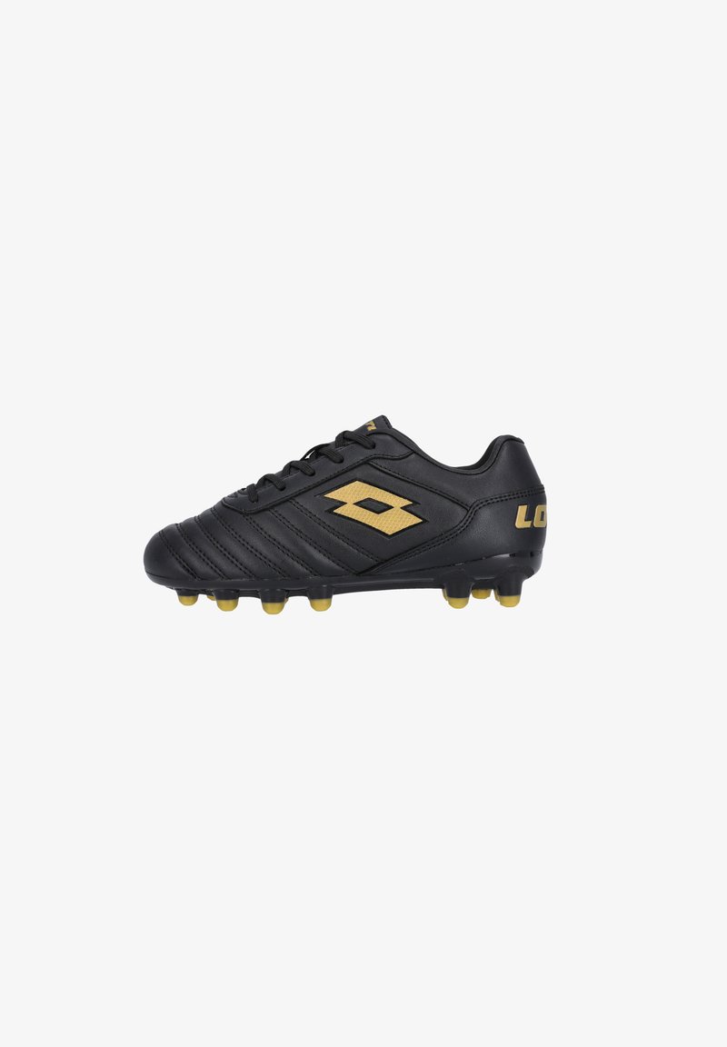 Musta jalkapallokenkä, jossa on teksturoitu nahkapinta, kultainen logo, yksityiskohtainen tikkaus ja kuusi keltaista muovistudtia pohjassa.