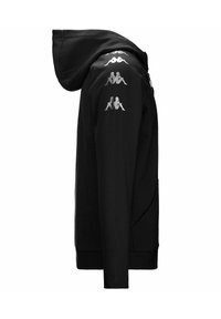 Črna zip-up kapuca iz mehkega blaga. Ima sprednji žep, rebraste manšete in ponavljajoče se bele logotipne poudarke na levem rokavu.