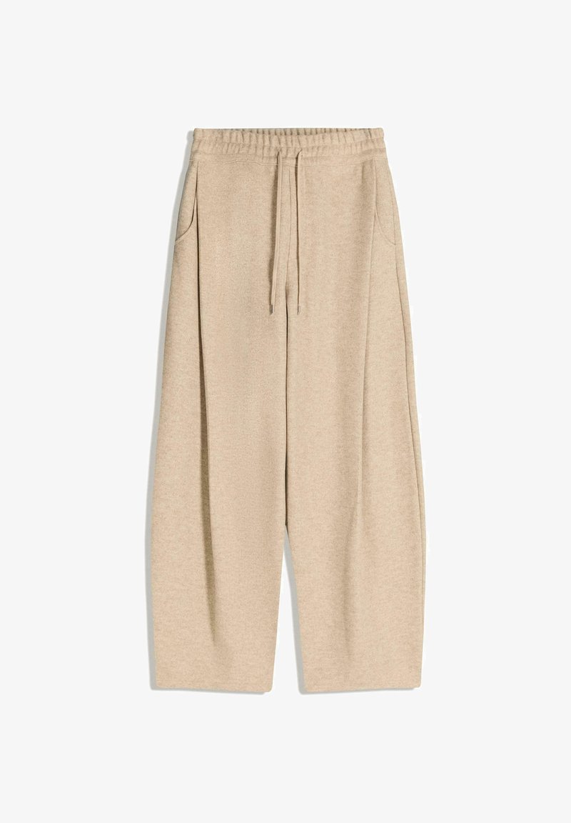 Beige, bő szárú nadrág, gumis derékkal, zsinóros részlettel és oldalsó zsebekkel. Puha anyag, sima textúrával és letisztult dizájnnal.