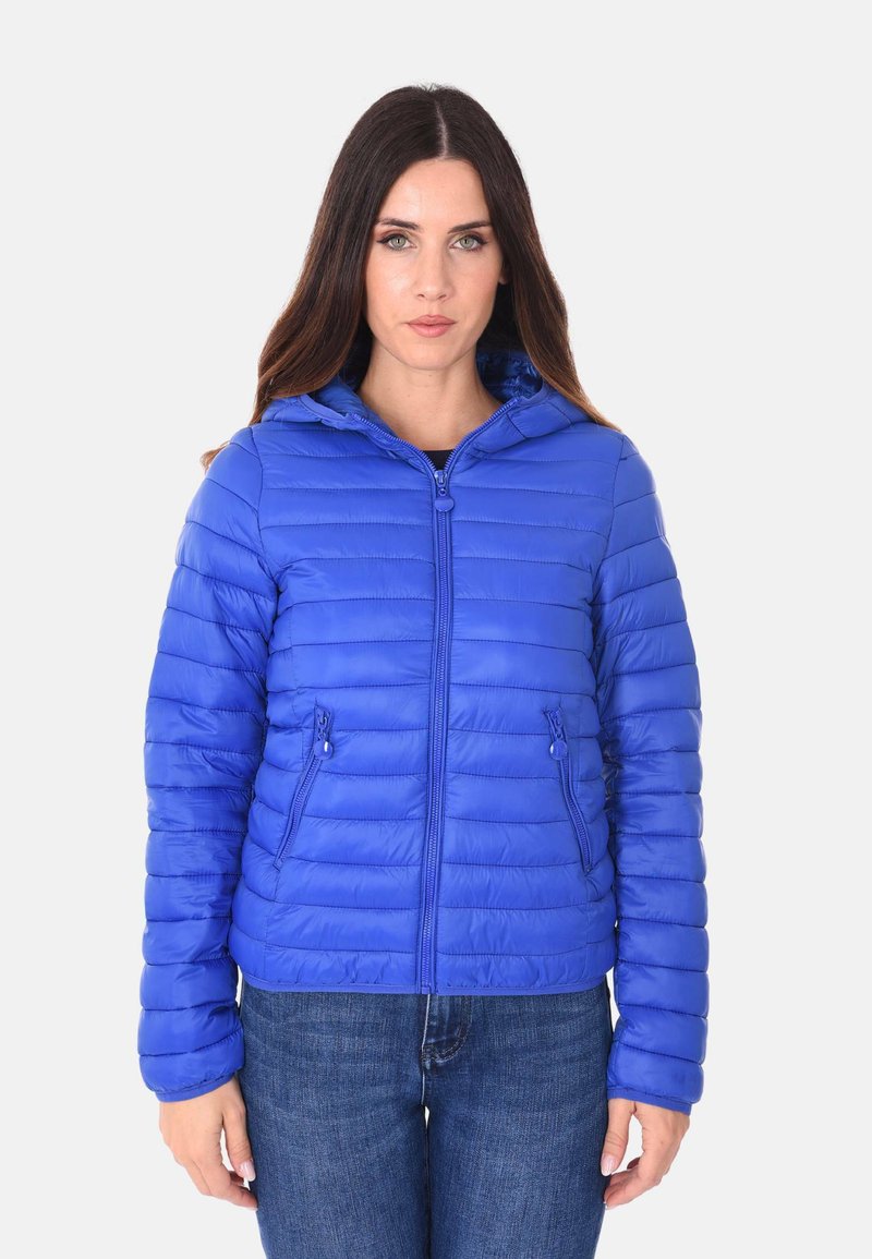 Giacca a vento blu, design trapuntato con cappuccio, chiusura frontale con zip e due tasche laterali. Realizzata in materiale leggero e lucido.