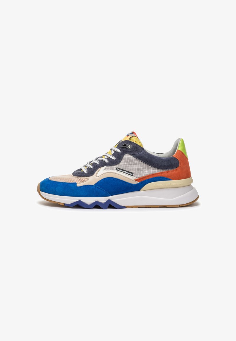 Scarpa da ginnastica multicolore con camoscio blu, pannelli in rete, dettagli grigi, tallone giallo e suola in gomma bianca con motivo a zigzag.