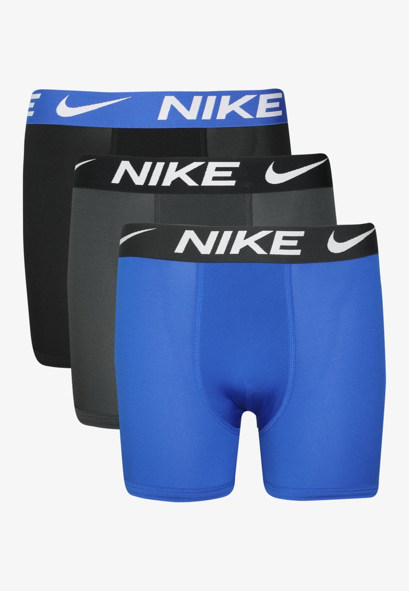 Drie paar Nike boxershorts in zwart, grijs en blauw. Elk heeft een elastische tailleband met het "Nike" logo in contrasterende kleuren.