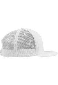 Fehér snapback sapka, szilárd elülső résszel és légáteresztő hálós hátsó résszel. Ívelt napellenző és állítható pánt. Tiszta, minimalista dizájn.
