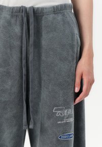 Replay PANTS - Joggebukse - black board