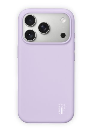 Smartphone avec trois caméras arrière dans un module argenté, recouvert d'une coque de protection violette claire portant l'étiquette "Ideal of Sweden."