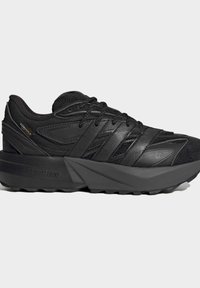 Sort atletisk sko med tyk sål, mesh og syntetisk overdel, snørebånd og synlige mærkater "Cordura" og "Water Repellent".
