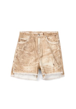 Beige corduroy short met distressed details, ontwerp met vijf zakken, rafelige zoom en een knoopsluiting aan de voorkant op een witte achtergrond.