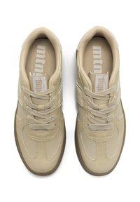 Zapatillas beige con parte superior de cuero texturizado, punta redonda, suela de goma y cordones planos. Presentan un logotipo sutil en la lengüeta.