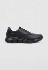 Zapatilla de cuero negra con puntera redondeada, diseño con cordones, suela acolchada y acento interior morado en contraste. Detalle del logo visible en el lateral.