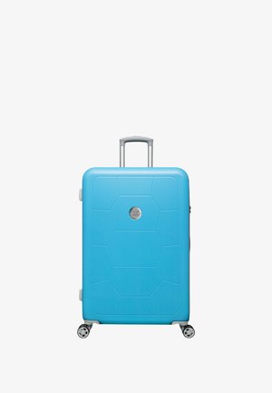 Harde koffer in felblauw, met een hexagonaal patroon, zilveren logo, uitschuifbare handgreep en vier draaiwielen voor mobiliteit.