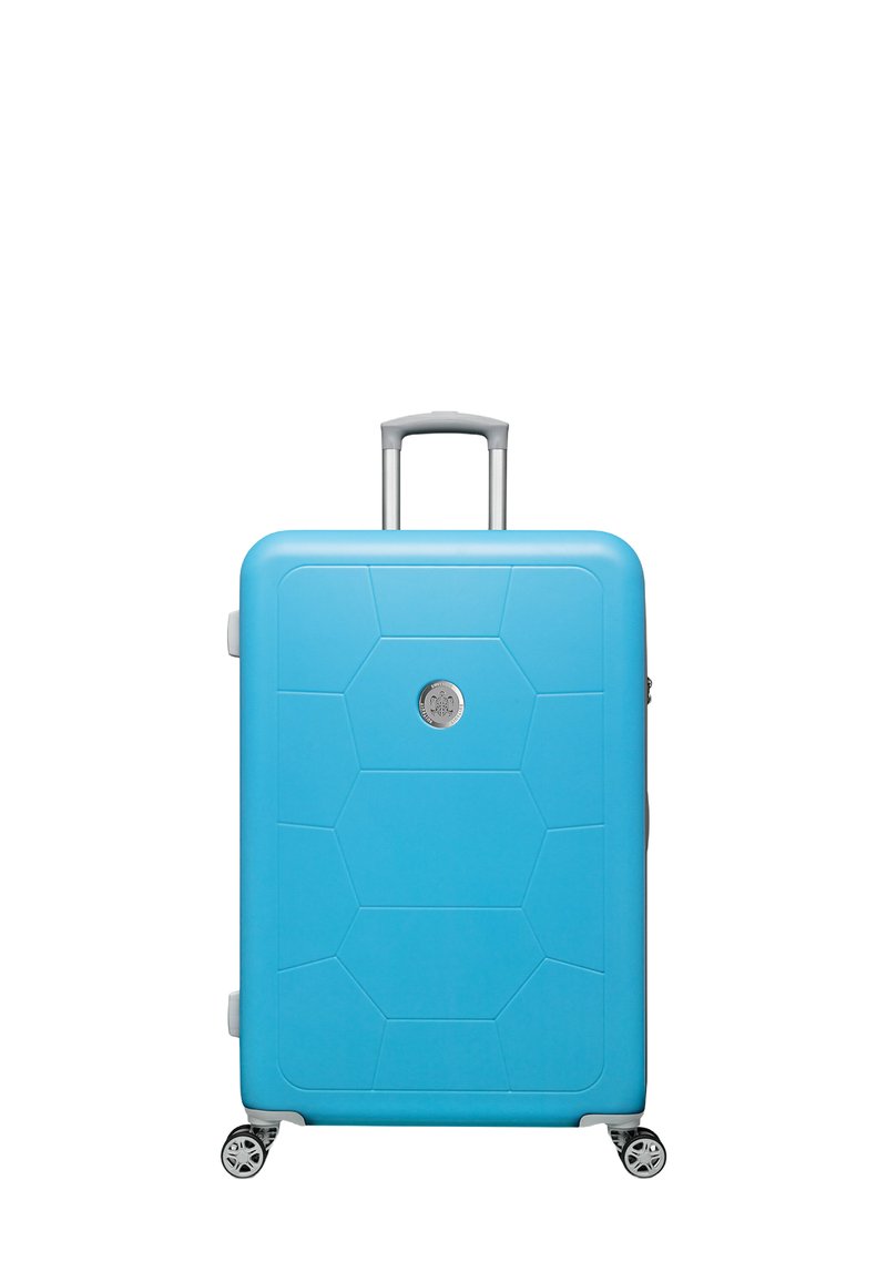 Harde koffer in felblauw, met een hexagonaal patroon, zilveren logo, uitschuifbare handgreep en vier draaiwielen voor mobiliteit.