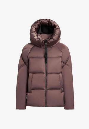 Veste mauve rembourrée avec une grande capuche à col haut, fermeture éclair sur le devant et poches latérales, conçue pour le temps froid.