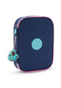 Borsa blu navy con cerniera e dettagli rosa, finitura testurizzata e logo turchese. Presenta un portachiavi di un gorilla blu peloso attaccato.